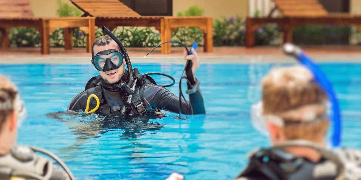 Pool Hand Signals PADI, SSI, NAUI & BSAC Compared | Underwater Atlas